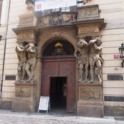 入口の２対の男性彫像が目印