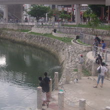 赤い帽子の方が”大ウナギ”と格闘されていました(笑)