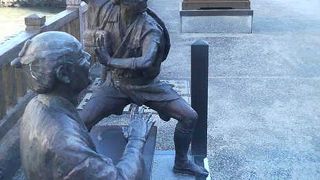 「東海道中膝栗毛」でおなじみのコンビの像です