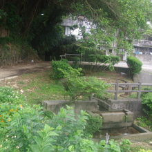 段違いで一段下がった場所にも水が汲める所があります