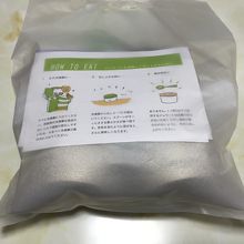 メルノワと苺カップをドライアイスと一緒に梱包