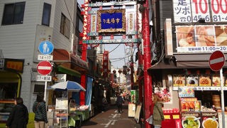 市場通りの南北にある門