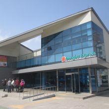 バスターミナルの建物です