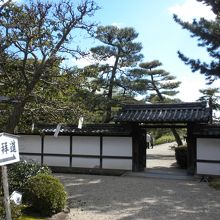 中宮寺の門
