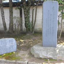 本堂前の会津八一の歌碑