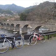 地元では「オランダ橋」という愛称で呼ばれている様です。石橋とは異なり、長崎県の石橋に多い水平な石積みを採用しているためで、ぜひ