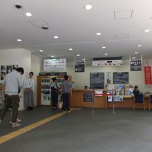 山麓の駅、切符売り場
