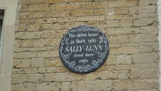 ブラックプレートのある古い建物