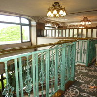 ロビーから二階へ上がる階段がアンティーク感満載〜