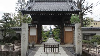 広い境内には緑の芝生が植えられています