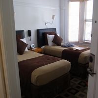 ベットが細く高かった　　寝返り注意