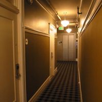 エレベーターは一つ、廊下はちょっと暗め