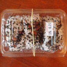 お惣菜やおこわも種類豊富です。