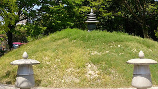 塔というより塚のような感じ