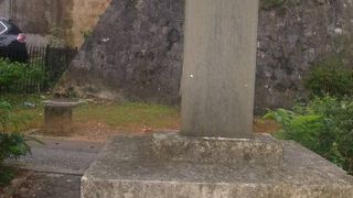 かつての国王の業績を刻んだ顕彰碑です