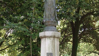 穏やかな表情の観音像