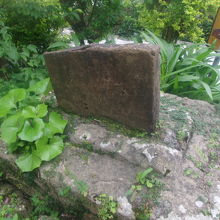戦災で破壊されたという、由来を刻んだ石碑の残存部分の様子