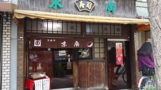 外国人に隠れた人気。お持ち帰りとイートイン，どちらも。