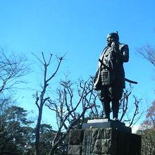 片手には鷹を持っています。