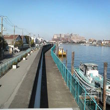 釣り船や遊覧船が係留されている昔ながらの雰囲気でした。