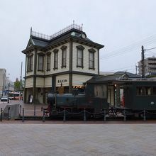 道後温泉の駅舎と坊ちゃん列車