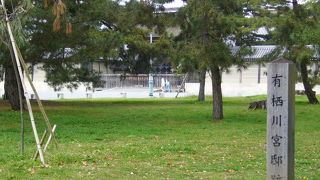 京都御苑のほぼ中央にあります