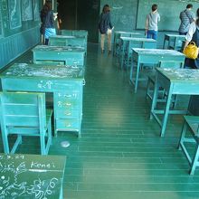 机にチョークで文字をかける作品