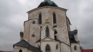 ネポムツキーゆかりの五角形の聖堂