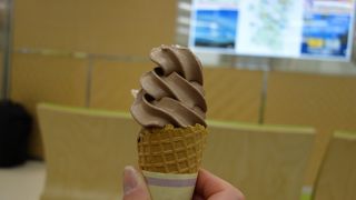 開放的なカフェで待つ