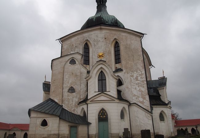 ネポムツキーゆかりの五角形の聖堂