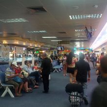 出国審査後には店もベンチもたくさんありました