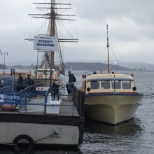 市庁舎前の港で