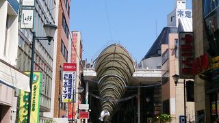 アーケードの大きな商店街です