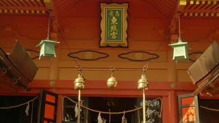 長い石段をのぼった高台にあります。