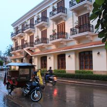 雨が強くなってきたのでカッパを着るドライバー
