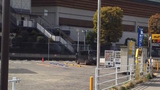 国技館の周辺を関取が歩いていました。