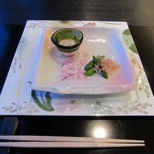 前菜には北海道らしいグリーンアスパラ、その”わさび漬け”です