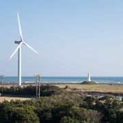 巨大な風力発電の風車が見モノ