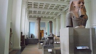 混んでいるが、週末も並ばずに入れた