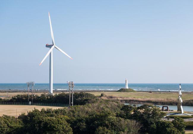 巨大な風力発電の風車が見モノ