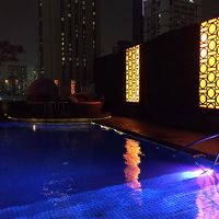 夜のプールも幻想的で素敵