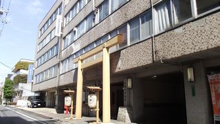 拝殿前までしか行けないような神社です