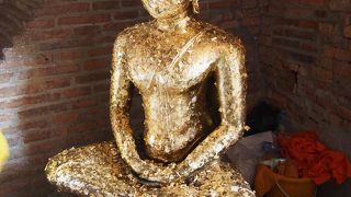仏塔の中で金箔体験