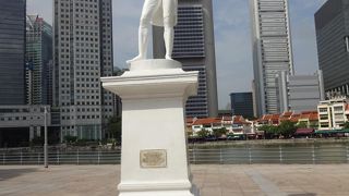 シンガポールの近代を築いた人物の像。