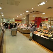 富山の厳選された食料品のコーナーもありました