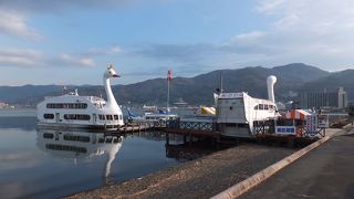 諏訪湖には白鳥型の観光船が２社あります。南側です。