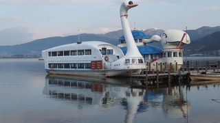 諏訪湖には白鳥型の観光船が２社あります。北側です。