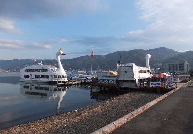 諏訪湖には白鳥型の観光船が２社あります。南側です。