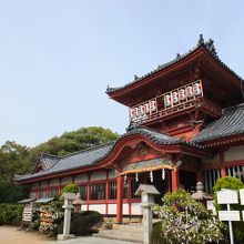 階段の先にある社殿