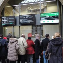 チケット売り場は一日中観光客で混雑しています